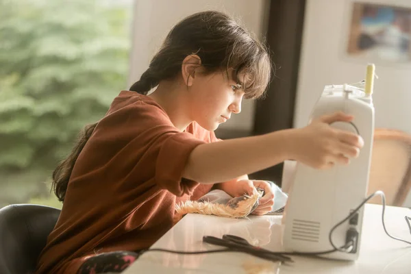 小女孩在家里用缝纫机缝补 — 图库照片