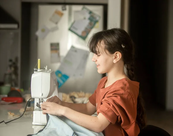 Kind Meisje Naaien Thuis Met Naaimachine — Stockfoto