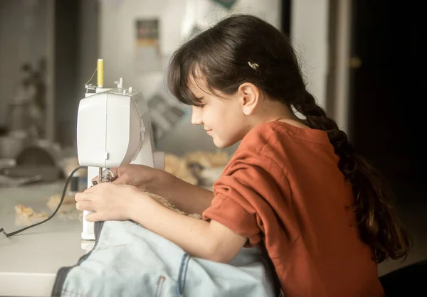 ミシンで家で子供の女の子の縫製 — ストック写真