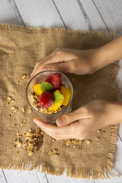 Persona Sosteniendo Frasco Con Granola Alimentación Saludable Bienestar —  Fotos de Stock