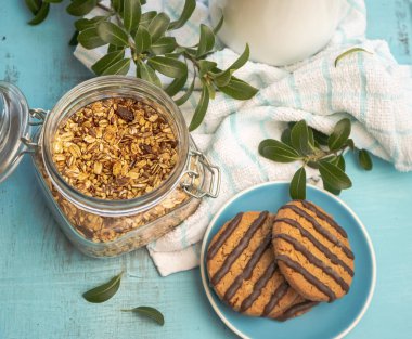 Granola ve kurabiye, sağlıklı beslenme, refah, sağlıklı yaşam tarzı, sabah kahvaltısı.