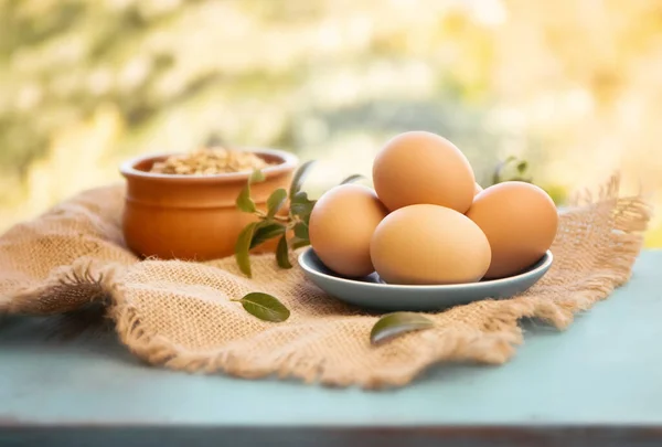 田舎の素朴な背景のグラノーラと卵 健康的な食事 健康的なライフスタイル 朝の朝食 — ストック写真