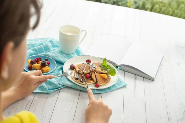 Stapel Vers Gekookte Pannenkoeken Met Bosbessen Witte Achtergrond Ontbijt Ochtend — Stockfoto