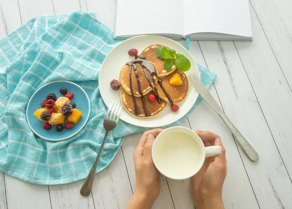 Stapel Vers Gekookte Pannenkoeken Met Bosbessen Witte Achtergrond Ontbijt Ochtend — Stockfoto