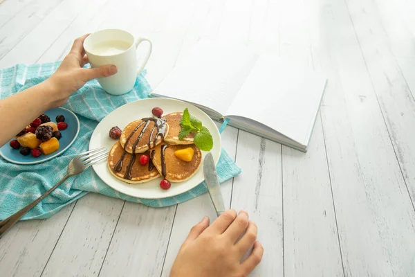 Stapel Vers Gekookte Pannenkoeken Met Bosbessen Witte Achtergrond Ontbijt Ochtend — Stockfoto