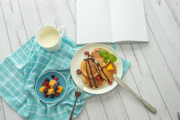 Stapel Vers Gekookte Pannenkoeken Met Bosbessen Witte Achtergrond Ontbijt Ochtend — Stockfoto