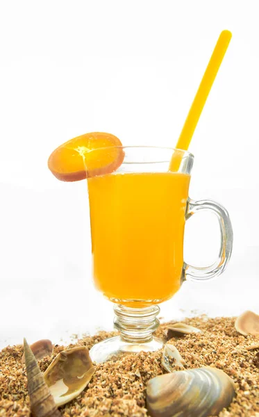 Cocktail Orange Dans Verre Sur Une Fausse Plage Avec Coquillages — Photo