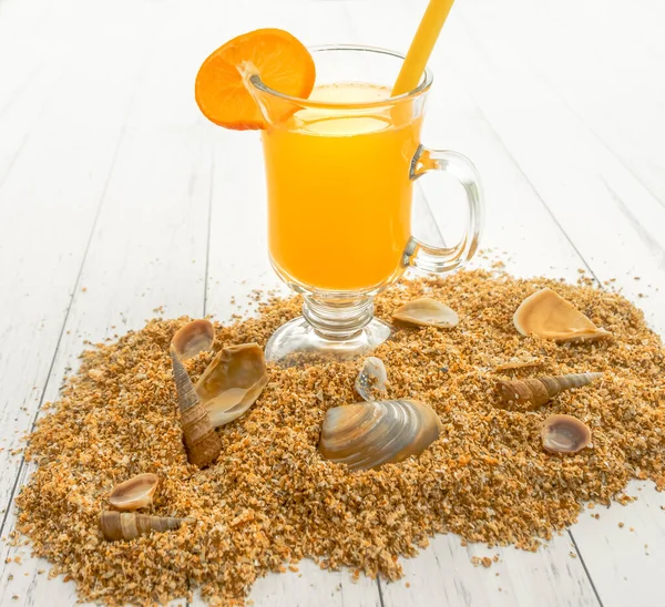 Oranžový Koktejl Sklenici Falešné Pláži Mušlemi Dřevěném Pozadí Koncept Cestování — Stock fotografie