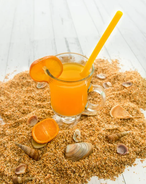 Cocktail Arancione Bicchiere Falsa Spiaggia Con Conchiglie Fondo Legno Concetto — Foto Stock