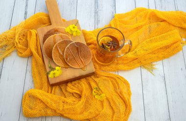 Kahvaltıda bir yığın krep ya da beyaz ahşap arka planda tatlı.