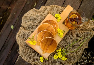 Kahvaltıda ya da tatlıda servis edilen krep yığını.