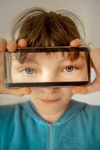 Retrato Divertido Niña Sosteniendo Teléfono Celular Frente Cara Tecnología Móvil — Foto de Stock