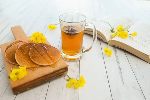 Stapel Pannenkoeken Geserveerd Als Ontbijt Dessert Witte Houten Achtergrond — Stockfoto