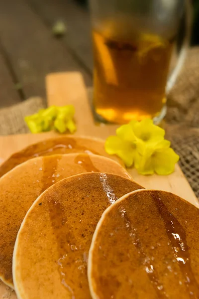 Pilha Panquecas Servidas Para Pequeno Almoço Sobremesa Exterior — Fotografia de Stock