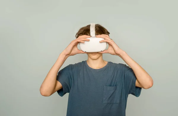 Adolescente Niño Jugando Realidad Virtual Sobre Fondo Gris Concepto Tecnología —  Fotos de Stock
