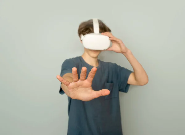Мальчик Подросток Играющий Виртуальную Реальность Сером Фоне Концепция Цифровых Технологий — стоковое фото