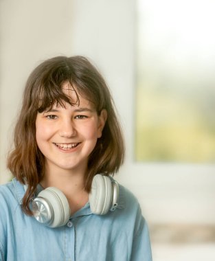 Çevrimiçi ödev yapan genç kızın portresi, evde eğitim, uzaktan öğrenme.