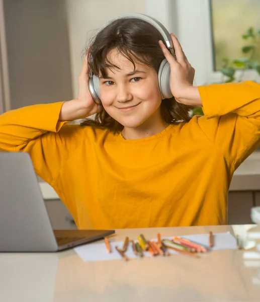 Portret Van Jong Meisje Doet Line Huiswerk Thuisonderwijs Afstandsonderwijs — Stockfoto