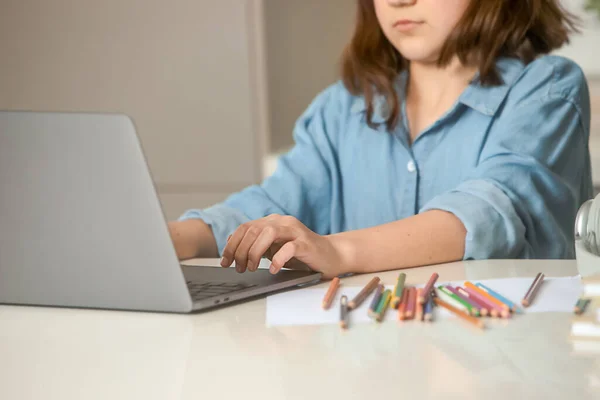 Porträt Eines Kleinen Mädchens Das Online Hausaufgaben Hausaufgabenbetreuung Fernunterricht Macht — Stockfoto