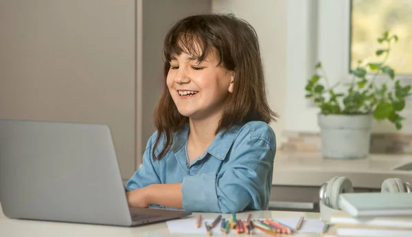Porträtt Barn Flicka Gör Online Läxor Hemundervisning Distansundervisning — Stockfoto