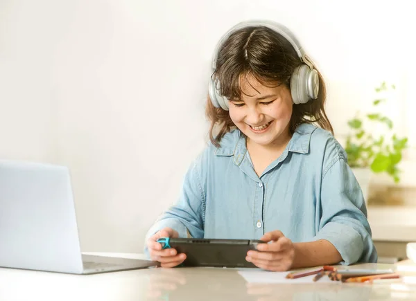 Portret Van Jong Meisje Doet Line Huiswerk Thuisonderwijs Afstandsonderwijs — Stockfoto