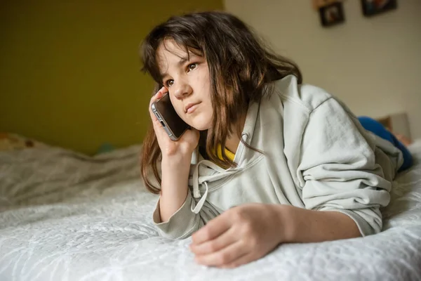 Nastolatka Dziewczyna Trzyma Telefon Zielonym Ekranem Nastolatka Pomocą Telefonu Nowoczesne — Zdjęcie stockowe