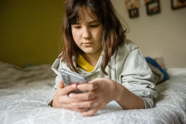 Menina Adolescente Segurando Telefone Com Tela Verde Menina Adolescente Usando — Fotografia de Stock