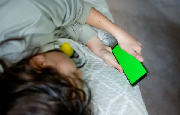 持有绿色屏幕手机的少女 使用手机的少女 现代数字技术 — 图库照片