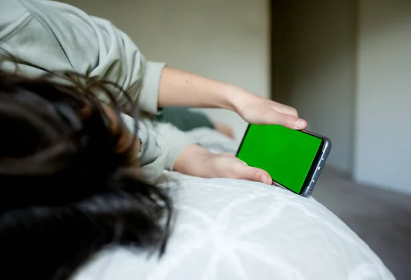 Дівчина Підліток Тримає Телефон Зеленим Екраном Дівчина Підліток Використовує Телефон — стокове фото