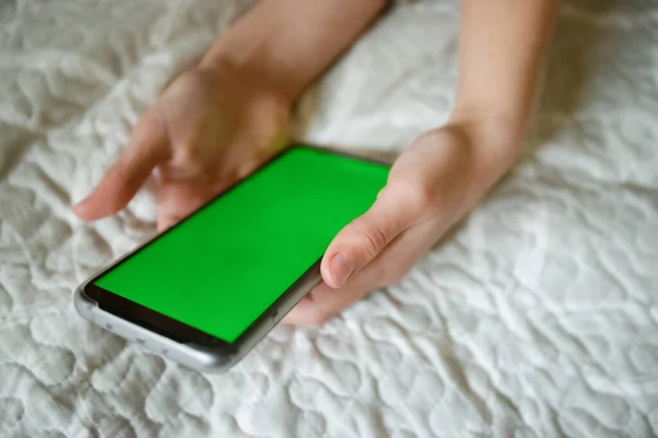 Teenager Girl Holding Phone Green Screen Adolescent Girl Using Phone — Stock Photo, Image