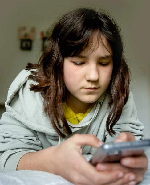 Menina Adolescente Segurando Telefone Com Tela Verde Menina Adolescente Usando — Fotografia de Stock