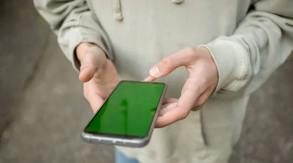 Dłonie Nastolatka Trzymającego Telefon Zielonym Ekranem Młodzieniec Korzystający Telefonu Nowoczesne — Zdjęcie stockowe