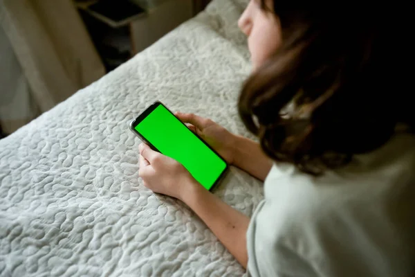 Mãos Adolescente Menino Segurando Telefone Com Tela Verde Adolescente Menino — Fotografia de Stock