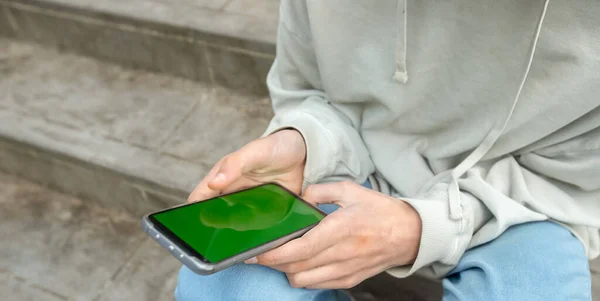 Mãos Adolescente Menino Segurando Telefone Com Tela Verde Adolescente Menino — Fotografia de Stock