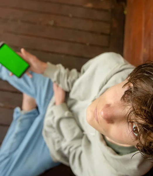 少年男子手持绿色屏幕电话 少年男子使用电话 现代数字技术 — 图库照片