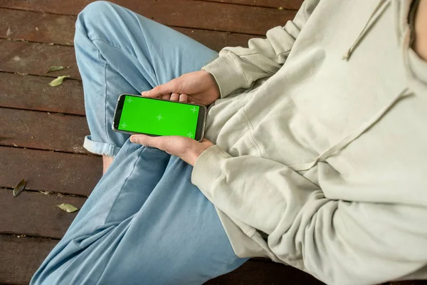 Mãos Adolescente Menino Segurando Telefone Com Tela Verde Adolescente Menino — Fotografia de Stock