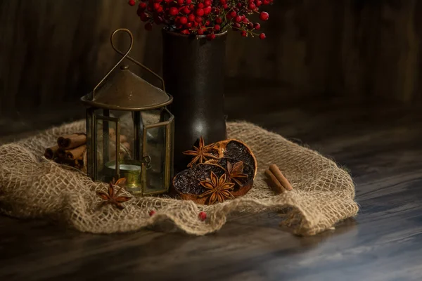 Vintage Lantaarn Gedroogde Sinaasappelschijfjes Met Specerijen Donkere Houten Achtergrond Kerstmaaltijd — Stockfoto