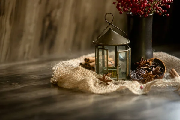 Vintage Lantaarn Gedroogde Sinaasappelschijfjes Met Specerijen Donkere Houten Achtergrond Kerstmaaltijd — Stockfoto