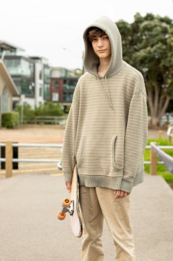 Paten parkında genç bir çocuk, açık hava portresi. ergenlik konsepti, gençlik kültürü