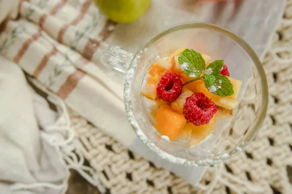 Salada de frutas de várias bagas e frutas servidas para o café da manhã em fundo de madeira, alimentação saudável, bem-estar — Fotografia de Stock