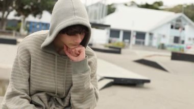 Doğal arka planda genç bir çocuğun portresi