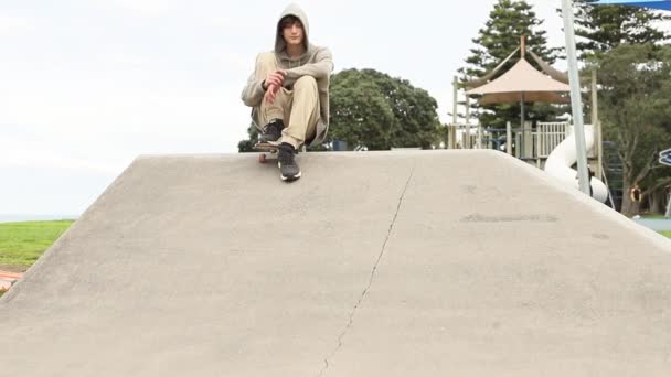Tiener jongen in een skatepark, outdoor portret. adolesence concept, tiener cultuur — Stockvideo