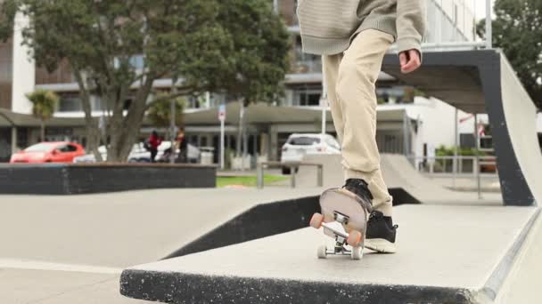 Niño adolescente en un parque de skate, retrato al aire libre. concepto de adolescencia, cultura adolescente — Vídeos de Stock