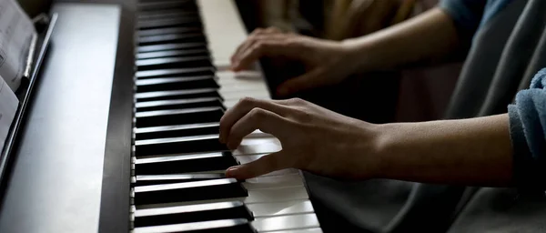 Handen van kind meisje spelen piano, close-up schot van kind oefenen muziekles thuis — Stockfoto