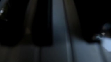 akustik ya da dijital piyano klavyesi, siyah beyaz piyano tuşları, müzik ekipmanları