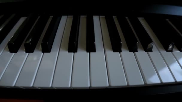 Akoestische of digitale piano toetsenbord, zwart-wit piano toetsen, muziek apparatuur — Stockvideo