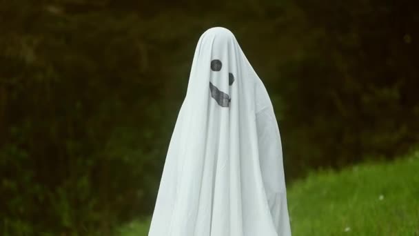 Dziecko przebrane za ducha na Halloween, kostium dziecka ducha, sesja plenerowa, naturalne tło — Wideo stockowe