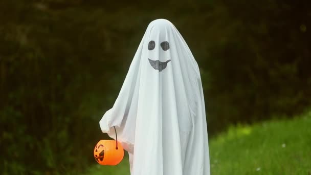 Gyermek öltözött szellem halloween, gyerek jelmez egy szellem, szabadtéri fotózás, természetes háttér — Stock videók