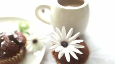 Kahvaltıda ya da tatlıda ev yapımı kekler, açık beyaz-gri arka planda kekler.