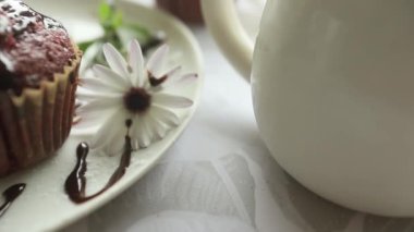 Kahvaltıda ya da tatlıda ev yapımı kekler, açık beyaz-gri arka planda kekler.